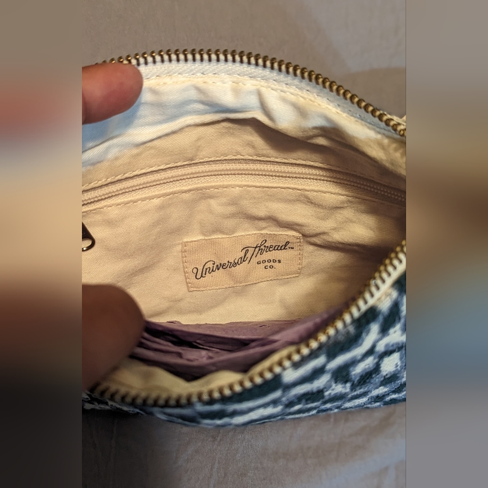 Universal Thread Zipper pouch - Picture 2 of 3